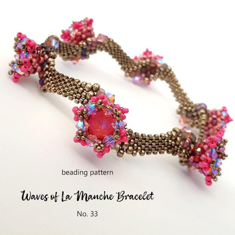 K&ouml;nnte beinhalten: Ein handgefertigtes Armband mit einem Perlenmuster. Das Armband zeigt einen zentralen roten Edelstein, der von rosa Perlen und schillernden Kristallen umgeben ist. Der Text "Waves of La Manche Bracelet" ist sichtbar.