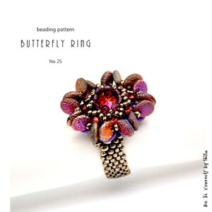 Puede incluir: Un anillo de cuentas con dise&ntilde;o de mariposa. El anillo presenta una gran gema roja facetada en el centro, rodeada de cuentas iridiscentes en tonos morados, marrones y dorados. La banda est&aacute; hecha de peque&ntilde;as cuentas redondas doradas. El texto en la imagen dice "Butterfly Ring".
