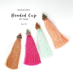 Può includere: Quattro ciondoli a nappa con perline nei toni del pesca, rosa, verde menta e beige. Ogni nappa ha una coppetta con perline con una parte superiore decorativa. Il testo dell'immagine recita "beading pattern Beaded Cup for Tassel No. 76."