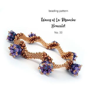K&ouml;nnte beinhalten: Ein Perlenarmband mit wellenf&ouml;rmigem Design. Das Armband hat goldfarbene Perlen und Cluster aus lila und blauen Perlen. Der Text auf dem Bild lautet "Waves of La Manche Bracelet" und "No. 33".