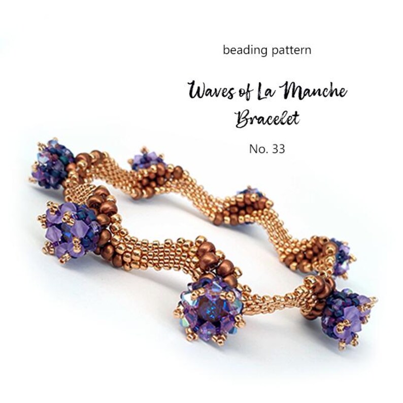 K&ouml;nnte beinhalten: Ein Perlenarmband mit wellenf&ouml;rmigem Design. Das Armband hat goldfarbene Perlen und Cluster aus lila und blauen Perlen. Der Text auf dem Bild lautet "Waves of La Manche Bracelet" und "No. 33".