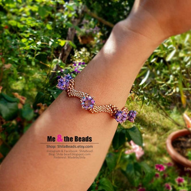 K&ouml;nnte beinhalten: Ein Armband mit lila und goldenen Akzenten. Das Armband hat lila Perlen und gr&ouml;&szlig;ere, facettierte lila Steine. Das Band besteht aus kleinen goldenen Perlen. Der Text "Me & the Beads" ist im Bild zu sehen.