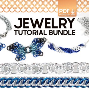 Op de afbeelding: Afbeelding van een sieraden tutorial bundel met verschillende chainmaille ontwerpen. De afbeelding toont armbanden, kettingen en vlindervormige hangers in zilver, blauw en zwart. De tekst "JEWELRY TUTORIAL BUNDLE" is prominent aanwezig.