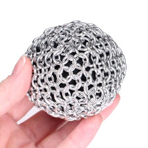 Bola de malla metálica para juguete antiestrés - Accesorio de escritorio de metal hecho a mano en el color que elijas.