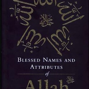 Pode incluir: Uma capa de livro com fundo roxo escuro e letras douradas. O título é "Blessed Names and Attributes of Allah" com o nome do autor "Abdur Raheem Kidwai" abaixo. A capa apresenta uma caligrafia árabe intrincada em ouro.