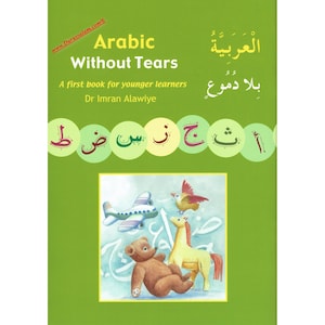 Puede incluir: Portada de libro verde con el título "Arabic Without Tears" en inglés y árabe. Ilustraciones de un avión, un pájaro, un oso de peluche y un caballo. Libro para jóvenes estudiantes.