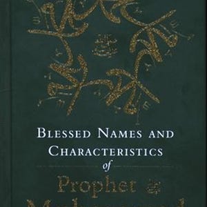 Könnte beinhalten: Ein grüner Buchumschlag mit goldenen Lettern, auf dem "Blessed Names and Characteristics of Prophet Muhammad" und "Abdur Raheem Kidwai" steht. Der Umschlag zeigt ein dekoratives Design aus goldener arabischer Kalligraphie.