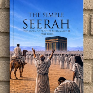 Może przedstawiać: Książka pod tytułem The Simple Seerah: The Story of Prophet Muhammad Part Four autorstwa Asima Khana i Toyrisa Miaha. Okładka przedstawia ilustrację tłumu w białych szatach stojącego przed Al-Kaba na pustynnym krajobrazie pod błękitnym niebem.