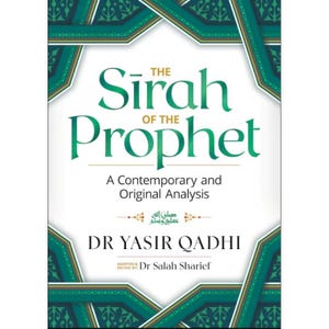 Könnte beinhalten: Ein Buchcover mit dem Titel The Sirah of the Prophet: A Contemporary and Original Analysis von Dr. Yasir Qadhi, adaptiert und herausgegeben von Dr. Salah Sharief. Das Design zeigt einen weißen Hintergrund mit dunkelblauen geometrischen Mustern.