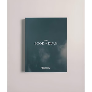 以下が含まれることがあります： 「THE BOOK OF DUAS」というタイトルのハードカバー本。濃い緑色の表紙で、雲の空のデザインと下部に「QUWA」のロゴが入っています。白い背景に配置されています。