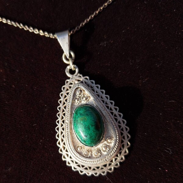 Sterling silver green Eilat stone natural chrysocholla malachite vintage 2" pendant necklace 16" chain Israel filigree