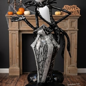 Puede incluir: Un conjunto de globos de aluminio gigante que muestra un personaje con cabeza de calavera blanca y traje a rayas negras sobre un ataúd a rayas blancas y negras. Una etiqueta color canela dice: SpookyHome Finds GIANT JACK & COFFIN Foil Balloon Decor Set.