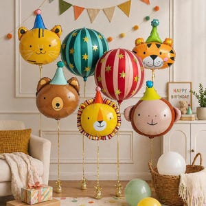 Peut inclure: Ballons en forme d'animaux, dont un tigre, un ours, un lion et un singe, chacun portant un chapeau de fête. Les ballons sont de couleurs variées, comme le jaune, le marron et le rouge, et décorés d'étoiles et de rayures. Une pancarte "Happy Birthday" est visible.