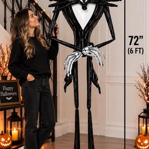 Puede incluir: Un globo grande del personaje Jack Skellington que mide 183 cm de altura. El globo presenta una cabeza redonda blanca con una boca cosida y ojos negros, vistiendo un traje negro con una pieza blanca en el pecho y extremidades negras largas.