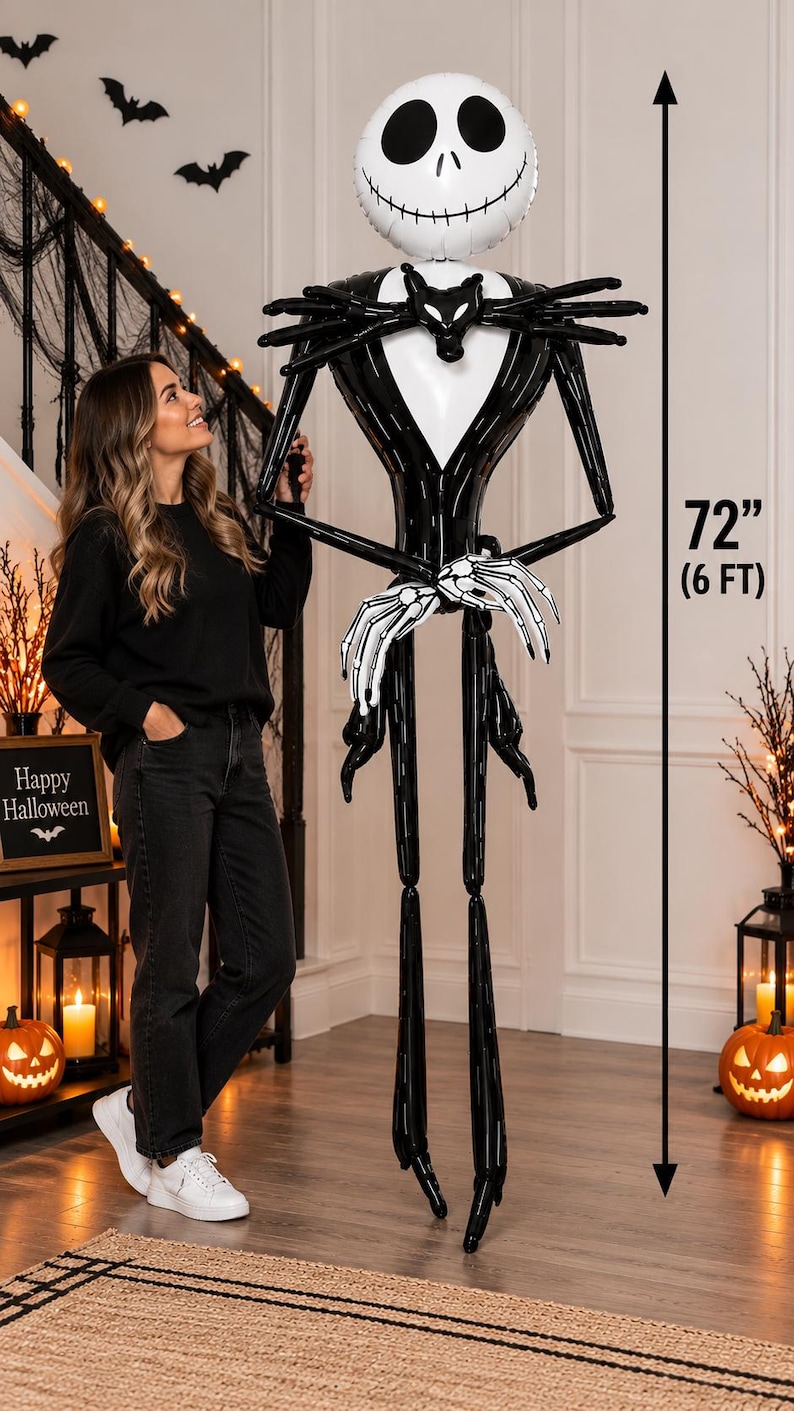 Puede incluir: Un globo grande del personaje Jack Skellington que mide 183 cm de altura. El globo presenta una cabeza redonda blanca con una boca cosida y ojos negros, vistiendo un traje negro con una pieza blanca en el pecho y extremidades negras largas.