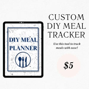 Op de afbeelding: Een digitale tablet met een aanpasbare maaltijdplanner en -tracker. Het scherm toont een blauw en wit ontwerp met de tekst "DIY Meal Planner" en een afbeelding van een vork, mes en lepel. De tekst "CUSTOM DIY MEAL TRACKER" wordt boven de tablet weergegeven, en de tekst "Gebruik deze tool om maaltijden gemakkelijk te volgen!" wordt onder de tablet weergegeven. De tekst "€ 5" wordt weergegeven in een roze cirkel.