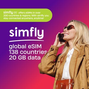 Könnte beinhalten: Eine Frau mit Sonnenbrille und brauner Jacke telefoniert. Der Text auf dem Bild lautet: "simfly.CC bietet eSIMs in über 200 Ländern und Regionen an. Mit simfly bleiben Sie überall und jederzeit verbunden! simfly globales eSIM 138 Länder 20 GB Daten"