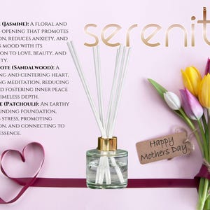 Op de afbeelding: Een diffuserfles met rietjes en een gouden dop, omringd door een roze achtergrond met een hart, bloemen en de tekst "serenity" en "Happy Mothers Day".