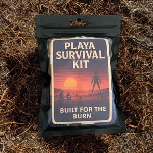 Könnte beinhalten: Ein schwarzer Plastikbeutel mit einem "Playa Survival Kit" mit einem Sonnenuntergangsgrafik. Auf dem Etikett des Kits steht "Playa Survival Kit Built for the Burn" mit Silhouetten von Radfahrern und einer Figur.