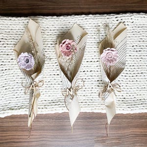Ramo bohemio de flores con letras personalizables / Flores de yeso - Envoltorio de página de libro vintage, pastel, regalo de lavanda / Regalo floral para el Día de la Madre