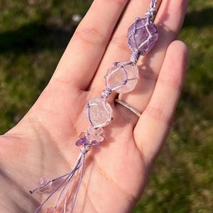 Llavero de piedras preciosas: amatista, cuarzo rosa, cristal de roca, equilibrio, relajación, macramé hecho a mano.