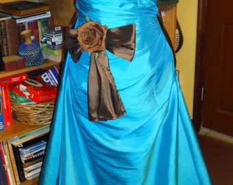 Robe de cérémonie avec des accents d’interchangeables