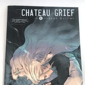 Może przedstawiać: Okładka komiksu "CHATEAU GRIEF" z ilustracją w skali szarości dwóch postaci. Tekst brzmi "FIRST 1 ISSUE Jean Guillet". Komiks jest oceniony jako T za dojrzałe tematy, łagodny język i przemoc. Tekst "JUNE 2025" jest również obecny.