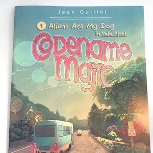 Peut inclure: Couverture de livre "Aliens Are My Dog in Palo Alto! Codename Magic" de Jean Guillet. L'illustration montre une route avec un bus, des arbres et le texte "Vespasian Eugene Xander and Rhelan Grant's adventures in 1970s California."