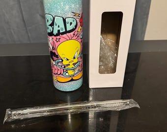 Vaso térmico de 590 ml con temática de Piolín y Silvestre. Mantiene las bebidas frías durante horas. ¡Colores preciosos!