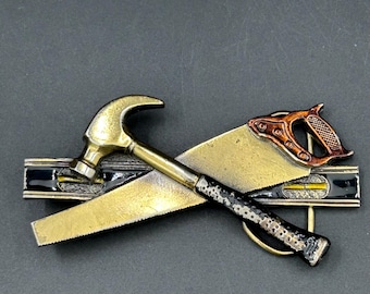 1981 Siskiyou Tools Belt Buckle Hammer Saw Level Tradesman Great American Buckle Co Made in USA Vintage