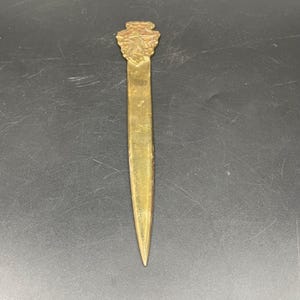 Abrecartas de metal vintage Rochester NY con punta de flecha de guerrero indio en tono latón, accesorio de escritorio de 7 pulgadas.