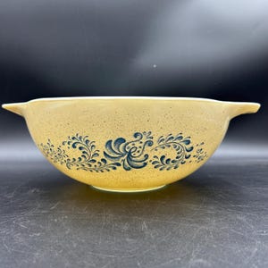 Vintage Pyrex 444 4 Quart Cinderella Mixing Bowl – Old Town Blue Onion & Wheat Tan Speckled