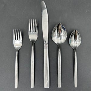 Vintage Oneida Melissa Stainless Flatware – 5 Pc Place Setting – Floral Handle – 1975 Discontinued – Retro Kitchen Silverware