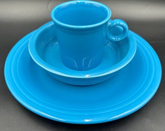 Conjunto de jantar vintage Fiesta turquesa de 3 peças azul claro Homer Laughlin: prato de jantar, tigela de sopa, caneca com alça em formato de anel. Cor descontinuada nos EUA.