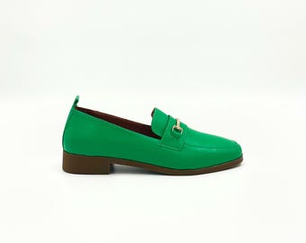 Mocasines de Cuero Verde – Sencillez Elegante con Toque Dorado