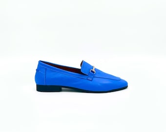 Mocasines de Cuero Azul Brillante – Elegancia Artesanal con Detalle Dorado