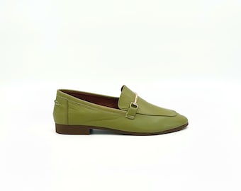 Mocasines de Cuero Verde Kaki – Elegancia Artesanal con Detalle Dorado