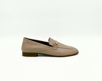 Mocassins en Cuir Taupe – Élégance Artisanale avec Détail Doré Intemporel