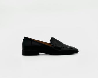 Black Leather Loafers with Hand-Stitched Detail – Timeless Craft with a Modern Twist