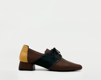 Zapatos Oxford de Tacón en Cuero Marrón, Negro y Mostaza – Encanto Retro con Bloques de Color