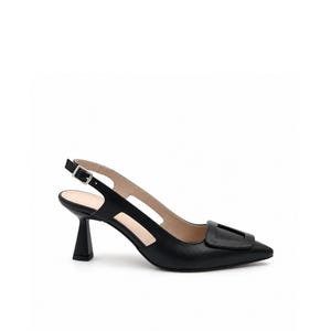 Può includere: Una scarpa slingback in pelle nera con punta affusolata, tacco svasato di media altezza e una fibbia decorativa rettangolare sulla tomaia. La scarpa presenta un cinturino alla caviglia regolabile con fibbia in metallo argentato e una fodera interna chiara.