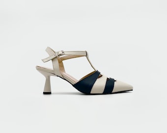 Beige & Marineblauwe Leren Slingback Hakken – Retro Chic met Grafische Uitsnijdingen