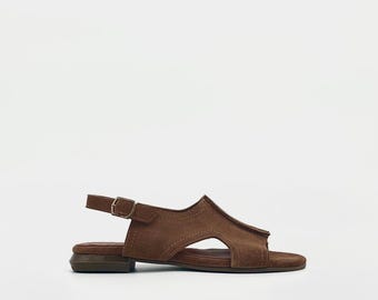 Hellbraune Wildleder-Sandalen – Seitliche Ausschnitte mit 2 cm Absatz