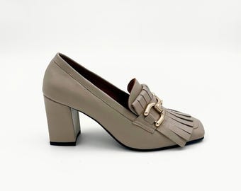 Mocasines de Tacón en Cuero Beige con Flecos y Detalle Metálico Dorado – Elegancia Clásica con un Toque Moderno
