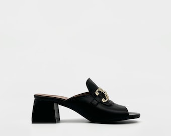 Mules de Cuero Negro – Detalle Dorado Sofisticado con Tacón de 5cm