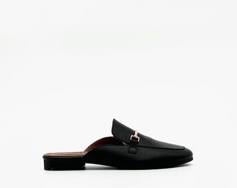 Mules de Cuero Negro con Detalle Dorado – Sofisticación sin Esfuerzo