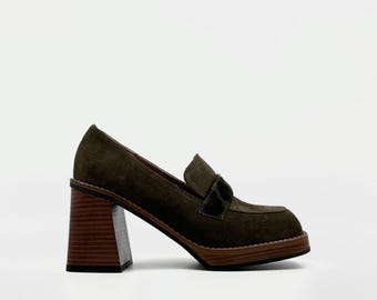 Mocasines de Tacón en Ante Kaki con Pelo de Pony – Estilo Retro con Plataforma y Tacón de 8 cm
