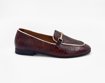 Mocasines de Cuero Marrón con Ribete Blanco – Combinación de Elegancia y Estilo Clásico