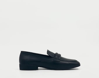 Schwarze Leder-Loafer – Zeitlose Minimalistik mit Weichem Absatzdetail