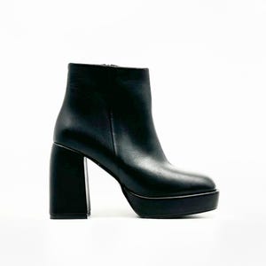Botines Negros de Cuero con Plataforma – Audaces & Sofisticados
